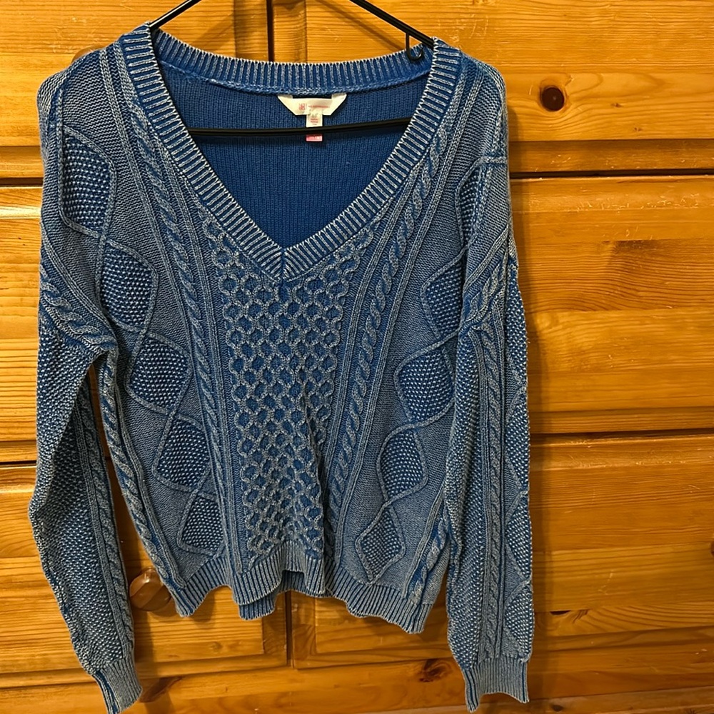 Vneck textured sweater